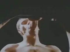 Dude Driochett dâm tai phin sec trong nhà bếp