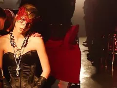 Phụ nữ đưa tai phim sec bo chong nang dau nó trong miệng