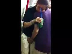 Cô ấy mát-xa tai phimxec với một rung