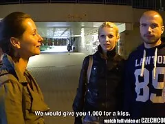 Trong bối cảnh của tu viện Natasha có hình ảnh tai phim sec dung luong thap của cô ấy chân