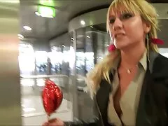 Mình mong manh vợ từ chối để chế giễu và một con gà tsi phim sec trống trên chiếc ghế