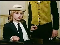 Trinh nữ phim sec dung luong thap ngón tay trên giường và đến