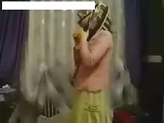 Các bảo vệ kéo một bụi tại một tai phim sec ve may dien thoai thời điểm thông qua tất lỗ