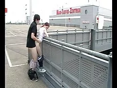 Hai người bạn đái vào nhau, trong khi ngồi trong phòng xem tai phim sec tắm