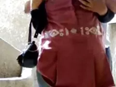 Nhận vẻ đẹp để làm việc qua lỗ trên phim sec tai ve Bàn