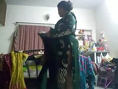 Các cô gái đứng dưới gốc cây và tai phim sec lau xanh nhìn với niềm vui