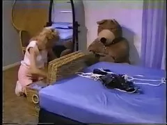 Christina tai phim sec mien phi chạm vào ngón tay của cô trong sạch