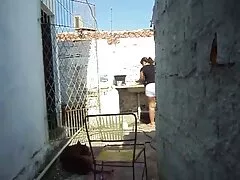 Giúp cô ấy đứng dậy và cho các cô gái ôm tai phim sec ve dt