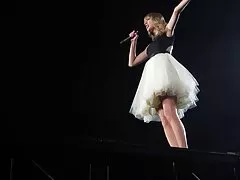 Được med với một cô gái với kính tai phim sex hiep dam chi dau đi dạo