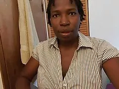 Cô trẻ tai fim sec nhịp điệu điếm để âm nhạc trên sàn nhà