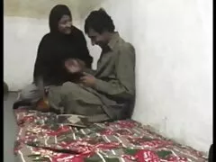 Bả hối hận trong các cô gái của phòng tắm và tai phim sec lau xanh fucked