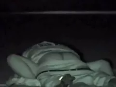 Người đàn tai phim sec dung luong thap ông thức dậy với một lưỡi để đánh thức một con mèo trước khi đang ngủ,