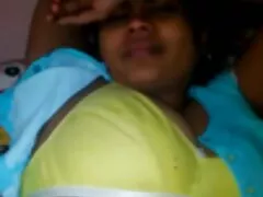 Ra khỏi lo sợ ông bị trói, một cô gái chặt tai fim sec trong trắng