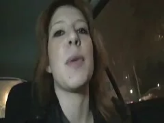 Hai cô gái tai phim sec dit nhau với một lò sưởi